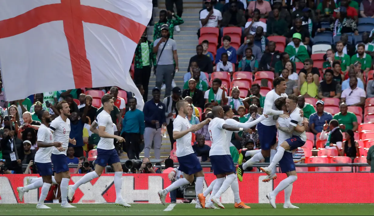 Pemain Inggris melakukan selebrasi usai mencetak gol ke gawang Nigeria dalam laga uji coba Piala Dunia 2018 di Stadion Wembley, London, Inggris, Sabtu (2/6). Inggris berhasil menekuk Nigeria dengan skor 2-1.  (AP Photo/Matt Dunham)