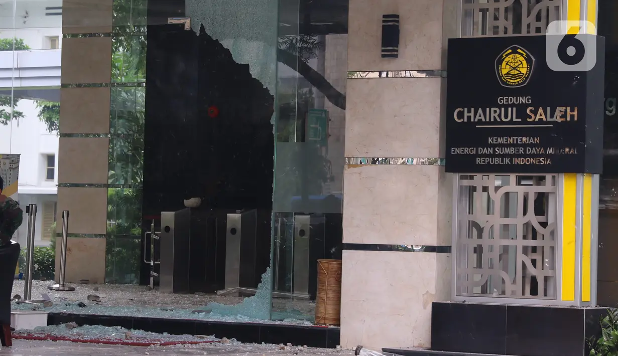 Kondisi gedung Kementerian Energi dan Sumber Daya Mineral (ESDM) di Jalan Medan Merdeka, Jakarta, Jumat (9/10/2020). Terjadi aksi perusakan dan penjarahan di gedung Kementerian ESDM saat unjuk rasa penolakan Undang-Undang (UU) Cipta Kerja, Kamis 8 Oktober 2020. (Liputan6.com/Angga Yuniar)