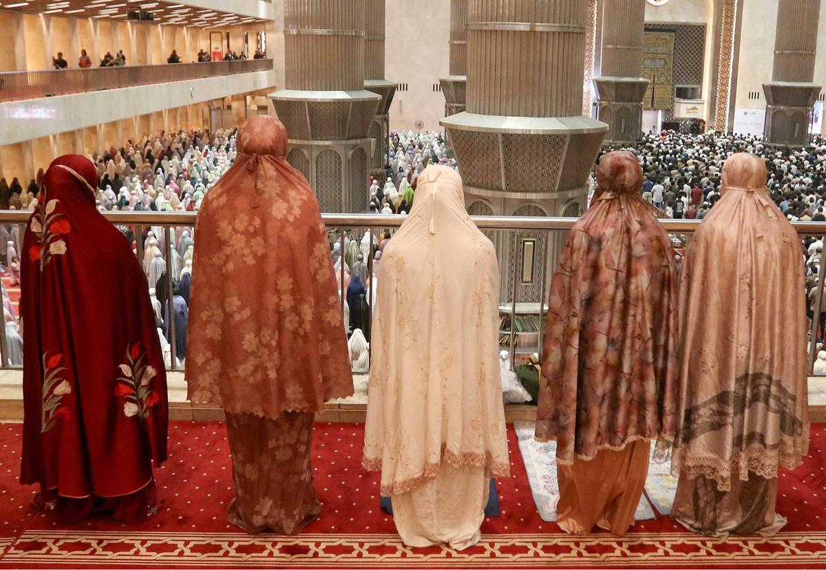 FOTO: Tarawih Pertama  di Bulan Ramadan , Ribuan Umat Islam Padati Mesjid Istiqlal