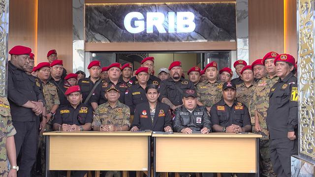 Sekretaris Jenderal (Sekjen) DPP GRIB Jaya (tengah) didampingi Dewas dan Satgas GRIB Jaya saat menggelar konferensi pers di kantor DPP GRIB Jaya, Kedoya, Jakarta Barat, Rabu (23/4/2025) (Istimewa)