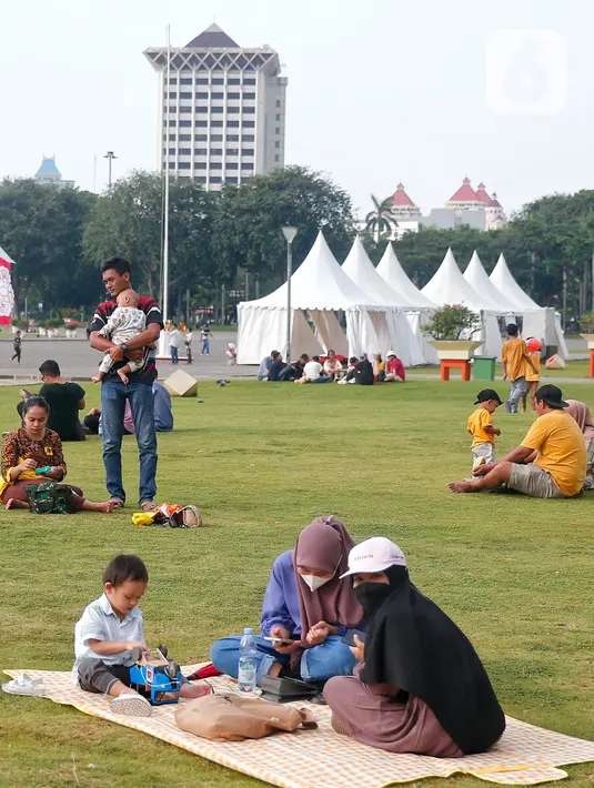 "Data sementara sampai dengan pukul 14.00 WIB kurang lebih 4.231 wisatawan terdiri dari 2.750 dewasa, 1.402 anak, dan 79 wisatawan mancanegara," kata Kepala UPT Monas, Isa Sarnuri saat dikonfirmasi. (Liputan6.com/Angga Yuniar)