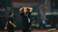 Ekspresi kecewa pelatih kepala Madura United FC, Fabio Araujo Lefundes saat laga pekan ke-10 BRI Liga 1 2022/2023 antara Persija Jakarta melawan Madura United di Stadion Patriot Candrabhaga, Bekasi, Sabtu (17/9/2022). (Bola.com/Bagaskara Lazuardi)