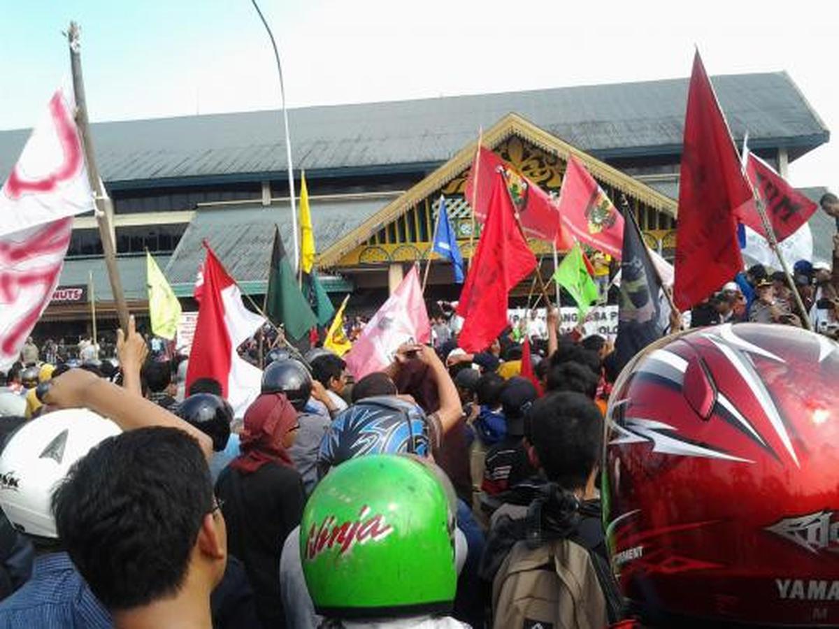 Demonstran lumpuhkan Bandara Polonia