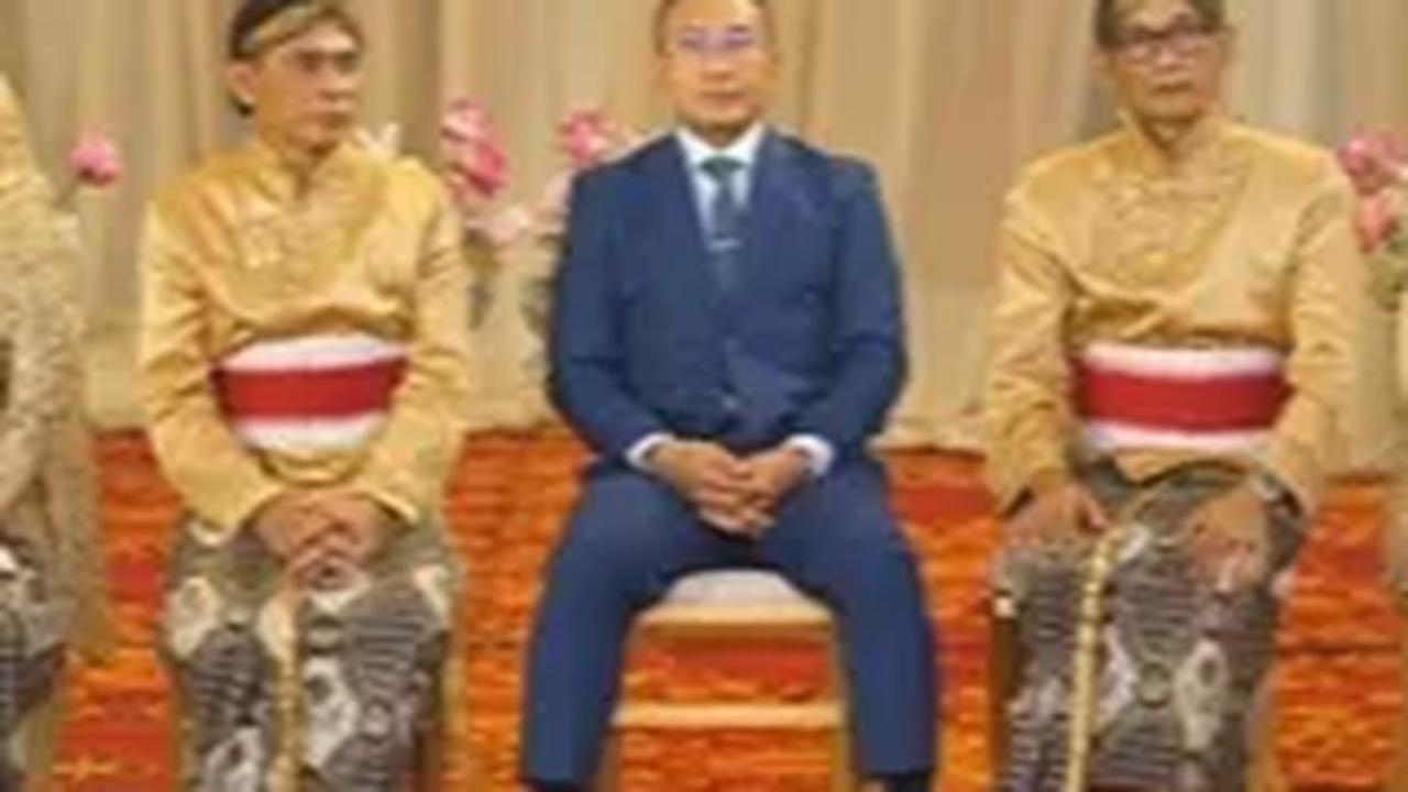 Bersama kedua orang tua para mempelai, Brigjen Sabilul Alif duduk di tengah saat prosesi foto bersama. Dengan jas biru yang dipakai, Sabilul berpose duduk di antara kedua orang tua mempelai.