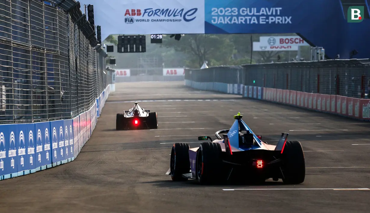 Sejumlah pebalap memacu mobilnya saat sesi latihan bebas Jakarta E-Prix 2023 yang berlangsung di Jakarta Intenational E-Prix Circuit (JIEC), Ancol, Jakarta, Jumat (02/06/2023). (Bola.com/Bagaskara Lazuardi)