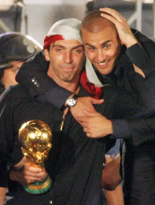 Gialuigi Buffon pernah merasakan gelar Piala Dunia pada 2006. Italia berhasil mengalahkan Prancis lewat adu penalti pada final dengan skor 5-3. (AFP/Paco Serinelli)