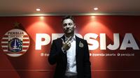 Marc Anthony Klok saat diperkenalkan Persija Jakarta di Kantor Persija, Kuningan, Jakarta, Sabtu (31/1). Persija resmi memboyong Marc Klok dengan kontrak berdurasi empat musim.(Bola.com/Yoppy Renato)