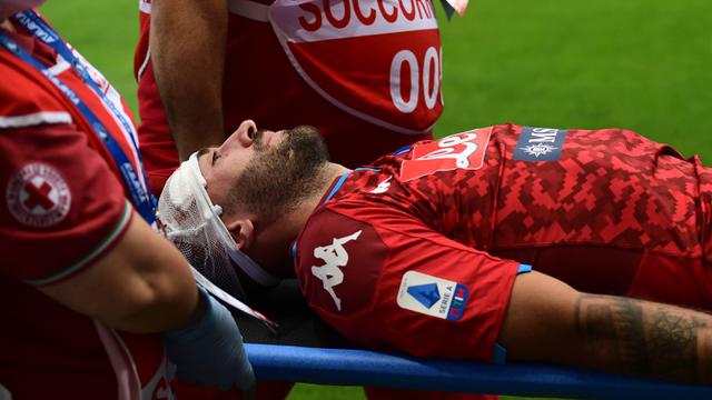 Kiper Napoli Cedera Hingga Berlumur Darah di Kepala