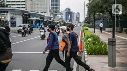 Pejalan kaki menyeberang jalan di kawasan Sudirman, Jakarta Pusat, Rabu (6/1/2021). Pemerintah memberlakukan kebijakan pembatasan sosial berskala besar (PSBB) di wilayah Jawa dan Bali mulai 11 hingga 25 Januari 2021 menyusul lonjakan kasus Covid-19 di sejumlah daerah. (Liputan6.com/Faizal Fanani)