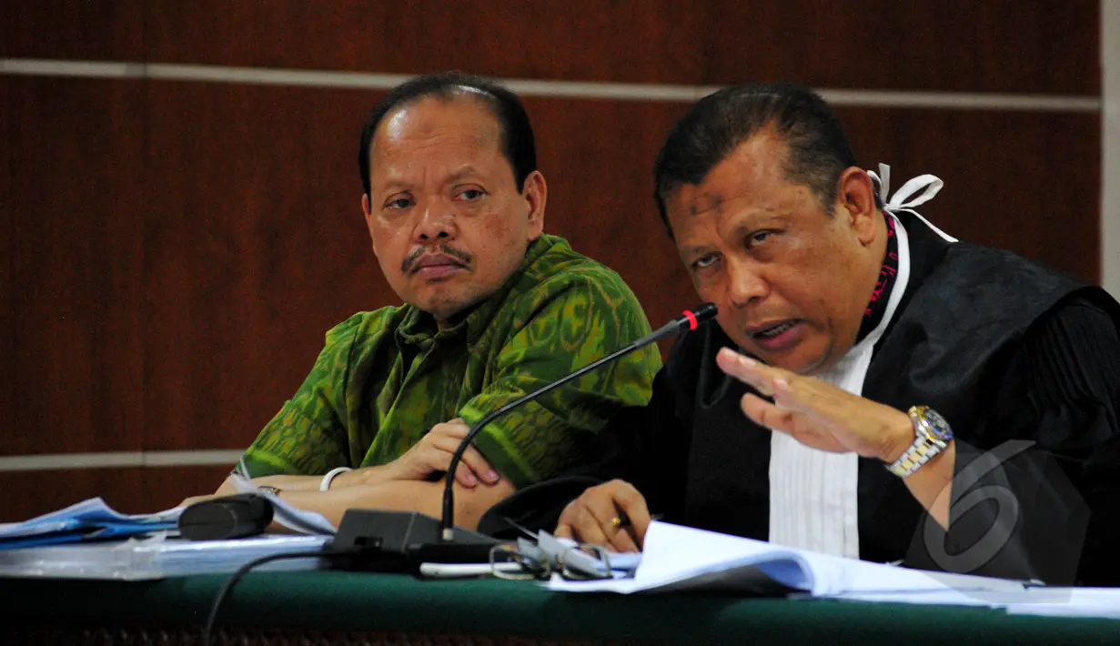 Mantan anggota DPR, Sutan Bhatoegana bersama kuasa hukumnya saat mendengarkan kesaksian Waryono Karno di sidang lanjutan Sutan Bhatoegana di Pengadilan Tipikor, Jakarta, Kamis (21/5/2015). (Liputan6.com/Yoppy Renato)