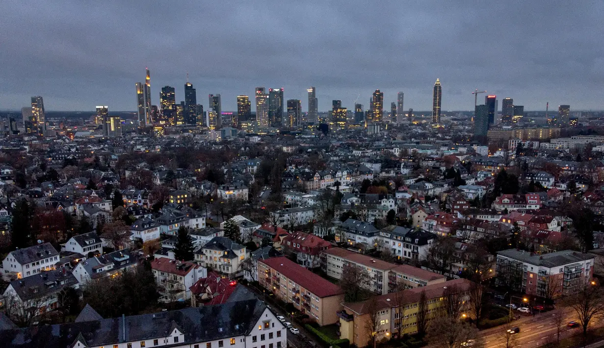 Lampu di gedung-gedung distrik perbankan di Frankfurt, Jerman, Rabu (29/12/2021). Kembang api tidak akan diizinkan di kota pada Malam Tahun Baru untuk menghindari penyebaran virus corona. (AP Photo/Michael Probst)
