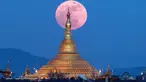 Penampakan fenomena supermoon dari balik pagoda Uppatasanti di langit Naypyitaw, Myanmar, Minggu (3/12). Supermoon adalah istilah populer untuk menyebut purnama yang posisi orbit Bulan sedang berada di jarak terdekat dengan Bumi. (AP/Aung Shine Oo)