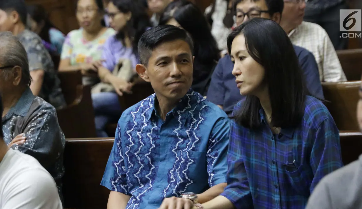 Terdakwa dugaan suap PT Krakatau Steel, Kurniawan Eddy Tjokro jelang mengikuti sidang pembacaan vonis di Pengadilan Tipikor, Jakarta, Kamis (15/8/2019). Direktur PT Tjokro Bersaudara tersebut divonis 1 tahun 3 bulan penjara dan denda sebesar Rp 100 juta. (Liputan6.com/Helmi Fithriansyah)