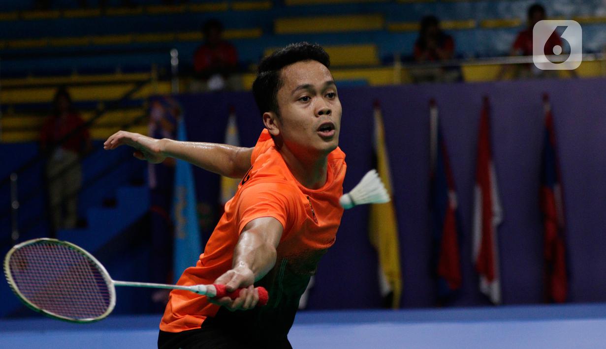 Tunggal putra Indonesia, Anthony Ginting, mengembalikan kok saat melawan Soong Joo Ven pada final beregu SEA Games 2019 di Multinlupa Sport Center, Filipina, Rabu (4/12/2019). Ginting menang 13-21, 21-15, dan 21-18. (Bola.com/M Iqbal Ichsan)