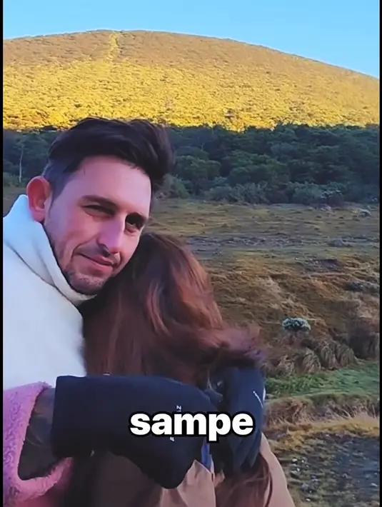 "Bismillah. Jadi gue sebenarnya ajak Nathalie kesini itu, gue mau melamar lamar dia," kata Ladislao seperti dilansir dari video momen detik-detik lamar Nathalie di puncak gunung. [Instagram/nathalieholscher]