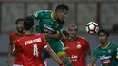 Sundulan pemain Sriwijaya FC, Alberto Goncalves ke arah gawang Persija Jakarta pada laga Liga 1 2017 di Stadion Wibawa Mukti, Cikarang, Jumat (16/6/2017). Persija menang 1-0. (Bola.com/Nicklas Hanoatubun)