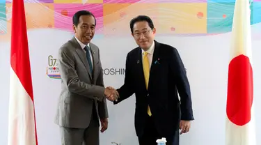 Presiden Indonesia Joko Widodo atau Jokowi (kiri) berjabat tangan dengan Perdana Menteri Jepang Fumio Kishida dalam pertemuan bilateral mereka di sela-sela KTT G7 di Hiroshima, Jepang, Sabtu (20/5/2023). Jokowi menyampaikan apresiasi atas undangan dari pemerintah Jepang untuk Indonesia menghadiri KTT G7 di Hiroshima. (JAPAN POOL/JIJI PRESS)