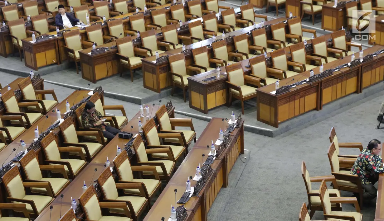 Suasana paripurna ke-11 DPR RI tahun sidang 2019-2020 di Kompleks Parlemen, Jakarta, Kamis (26/9/2019). DPR bersama pemerintah yang diwakili Menhan, Ryamizard Ryacudu mengambil keputusan terkait RUU Pengelolaan Sumber Daya Nasional (PSDN) untuk Pertahanan Negara. (Liputan6.com/Helmi Fithriansyah)