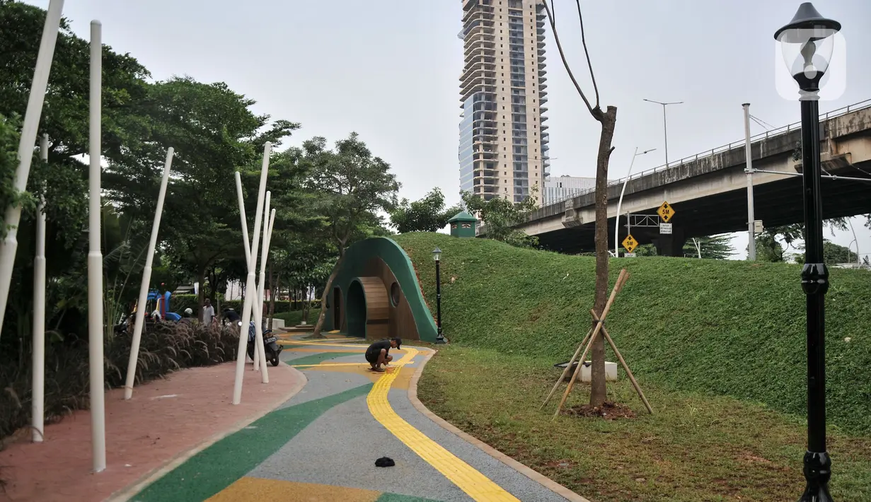 Aktivitas pekerja saat menyelesaikan pembangunan Taman Link In Park, Cempaka Putih, Jakarta Pusat, Kamis (12/1/2023). Pemerintah Provinsi DKI Jakarta melalui Dinas Pertamanan dan Hutan Kota (Distamhut) DKI Jakarta akan segera meresmikan taman baru viral Link In Park dengan inspirasi nama band rock asal Amerika Serikat dengan sejumlah fasilitas di taman tersebut antara lain, area skateboard, fitness outdoor, area bermain anak, toilet, hingga rumah hobbit yang akan diresmikan pada Februari mendatang. (merdeka.com/Iqbal S Nugroho)