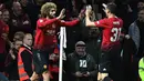 Gelandang Manchester United, Marouane Fellaini, melakukan selebrasi usai membobol gawang Derby County pada Piala Liga Inggris, di Stadion Old Trafford, Rabu (26/9/2018). Manchester United takluk adu penalti 9-10 (2-2) dari Derby County. (AFP/Paul Ellis)