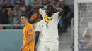 Cheikhou Kouyate (kanan) sudah cukup berpengalaman main di Liga Inggris bersama Nottingham Forest. Hal tersebut tak mengherankan jika Aliou Cisse memboyong Kouyate keQatar untuk mengawal lini tengah Timnas Senegal. (AP Photo/Ricardo Mazalan)