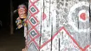 Seorang anggota suku Amazon Tatuyo tersenyum saat terlihat di desanya, Rio Negro (Black River) dekat Manaus City, Brasil, (23/6/2014). (REUTERS/Andres Stapff)