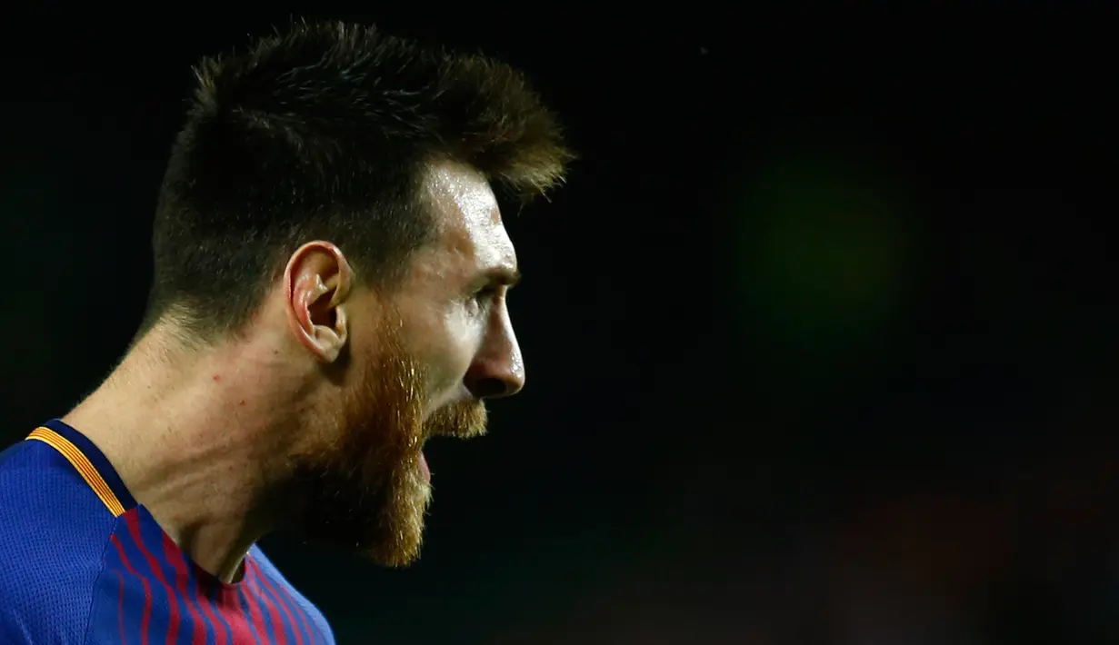 Penyerang Barcelona, Lionel Messi bereaksi setelah mencetak gol ke gawang Olympiakos dalam fase grup Liga Champions di Camp Nou Stadium, Kamis (19/10). Barca menang 3-1 pada laga yang diwarnai kartu merah terhadap Gerard Pique.  (AP/Manu Fernandez)