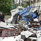 Para pekerja memeriksa puing-puing setelah gempa bumi di daerah Luxian di provinsi Sichuan China barat daya, Kamis (16/9/2021). Gempa bumi meruntuhkan rumah, menewaskan tiga orang dan melukai belasan lainnya. (Chinatopix Via AP)