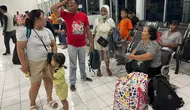 Puluhan pengungsi dari Pulau Tagulandang, Kabupaten Kepulauan Sitaro, Sulut, tiba di Pelabuhan Bitung, Kamis (18/4/2024) malam.
