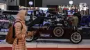 Suasana pameran IIMS Hybrid 2021 di JiExpo Kemayoran, Jakarta, Jumat (16/4/2021).  Pemerintah memberikan prioritas terhadap pengembangan industri otomotif agar bisa lebih berdaya saing global sesuai dengan sasaran pada peta jalan Making Indonesia 4.0. (Liputan6.com/Johan Tallo)