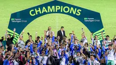 PSBS Biak menahbiskan sebagai juara Pegadaian Liga 2 2023/2024 setelah menang 3-0 atas Semen Padang pada laga leg kedua final Pegadaian Liga 2 2023/2024 di Stadion GOR Haji Agus Salim, Padang, Sabtu (9/3/2024). Jika ditotal, PSBS Biak unggul agregat 6-0 setelah pada leg pertama juga menang 3-0 atas Semen Padang. Laga leg kedua sendiri harus dihentikan saat waktu masih tersisa sepuluh menit lagi akibat ulah suporter tuan rumah yang menyalakan flare dan memasuki lapangan. (Bola.com/Bagaskara Lazuardi)