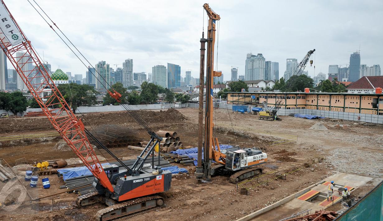 Suasana pembangunan revitalisasi Pasar Rumput, Manggarai Jakarta Selatan, Rabu (4/1). Rencananya, Pasar Rumput akan dibangun menjadi rusunanwa dengan 24-26 lantai dan 3-4 lantai pertama akan tetap difungsikan sebagai pasar. (Liputan6.com/Yoppy Renato)