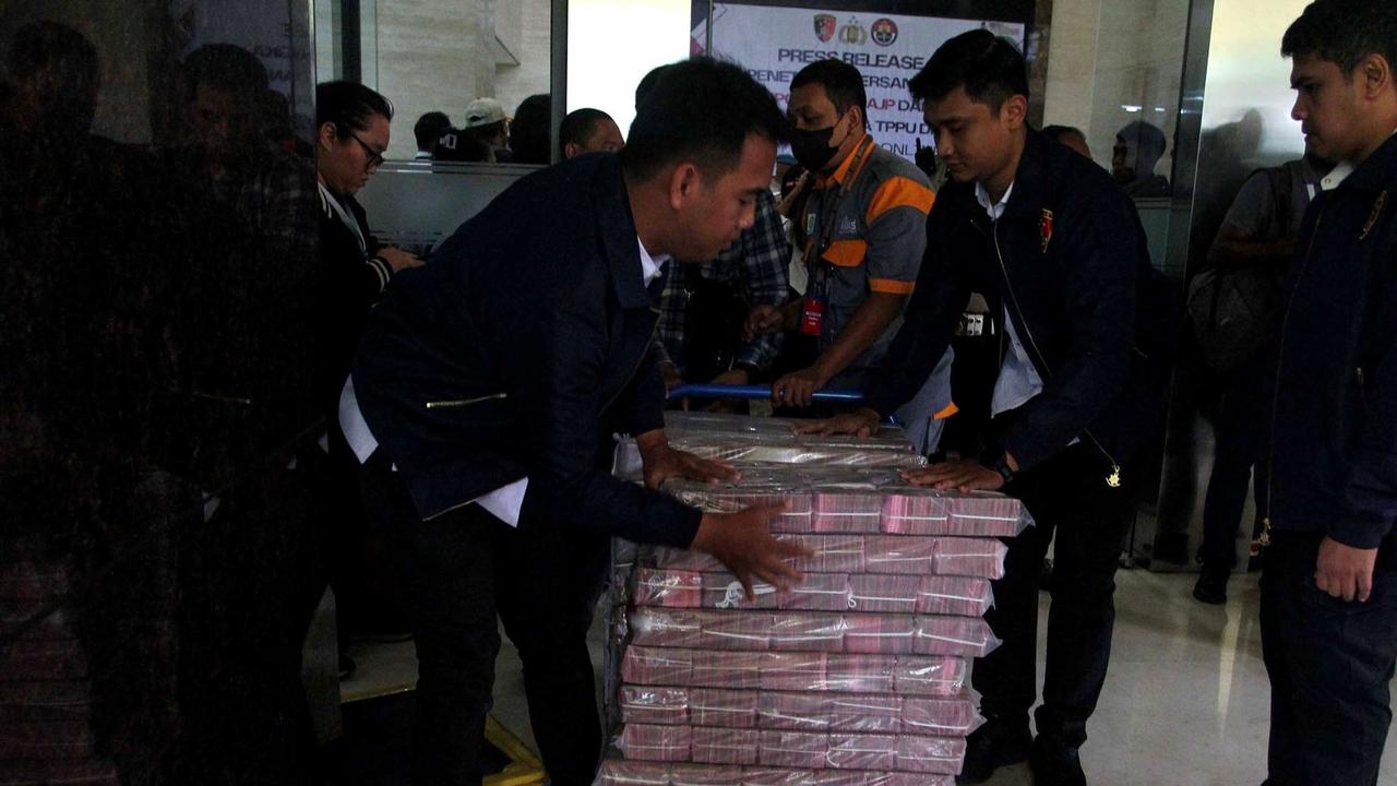 Tumpukan uang Rp103,2 miliar tekait judi online