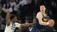 Nikola Jokic berduel dengan Anthony Edwards pada play-off NBA (AP)