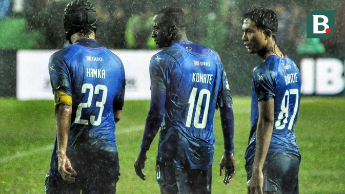 Tiga pemain, yakni Hamka, Konate dan Alfarizi tak tergantikan di Arema. (Bola.com/Iwan Setiawan)