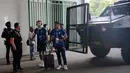 <p>Pemain Persib Bandung, Marc Klok (kedua kanan) dan Daisuke Sato (kanan) saat tiba di Stadion Patriot Candrabhaga, Bekasi, dengan menggunakan mobil kendaraan taktis berjenis Barracuda, Sabtu (2/9/2023) jelang menghadapi Persija Jakarta pada laga pekan ke-11 BRI Liga 1 2023/2024. (Bola.com/Ikhwan Yanuar)</p>
