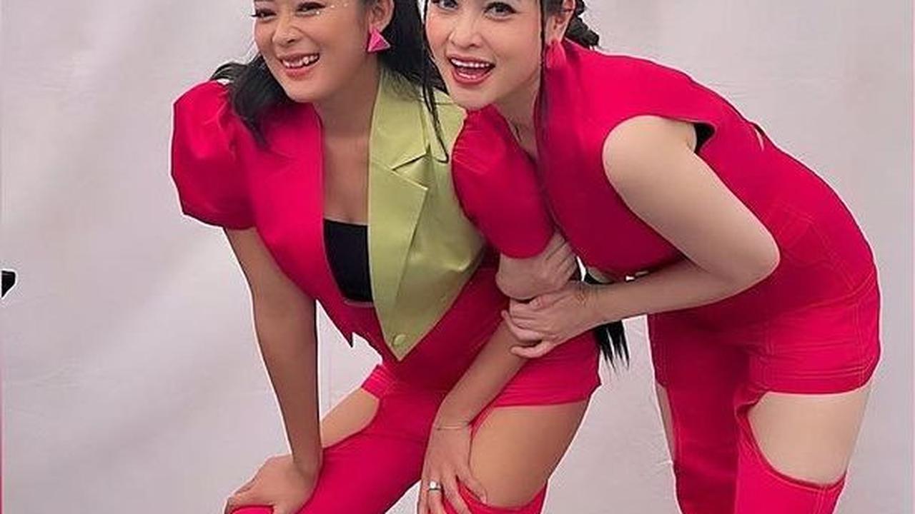Duo ini kerap tampil dengan outfit warna warni yang senada.
