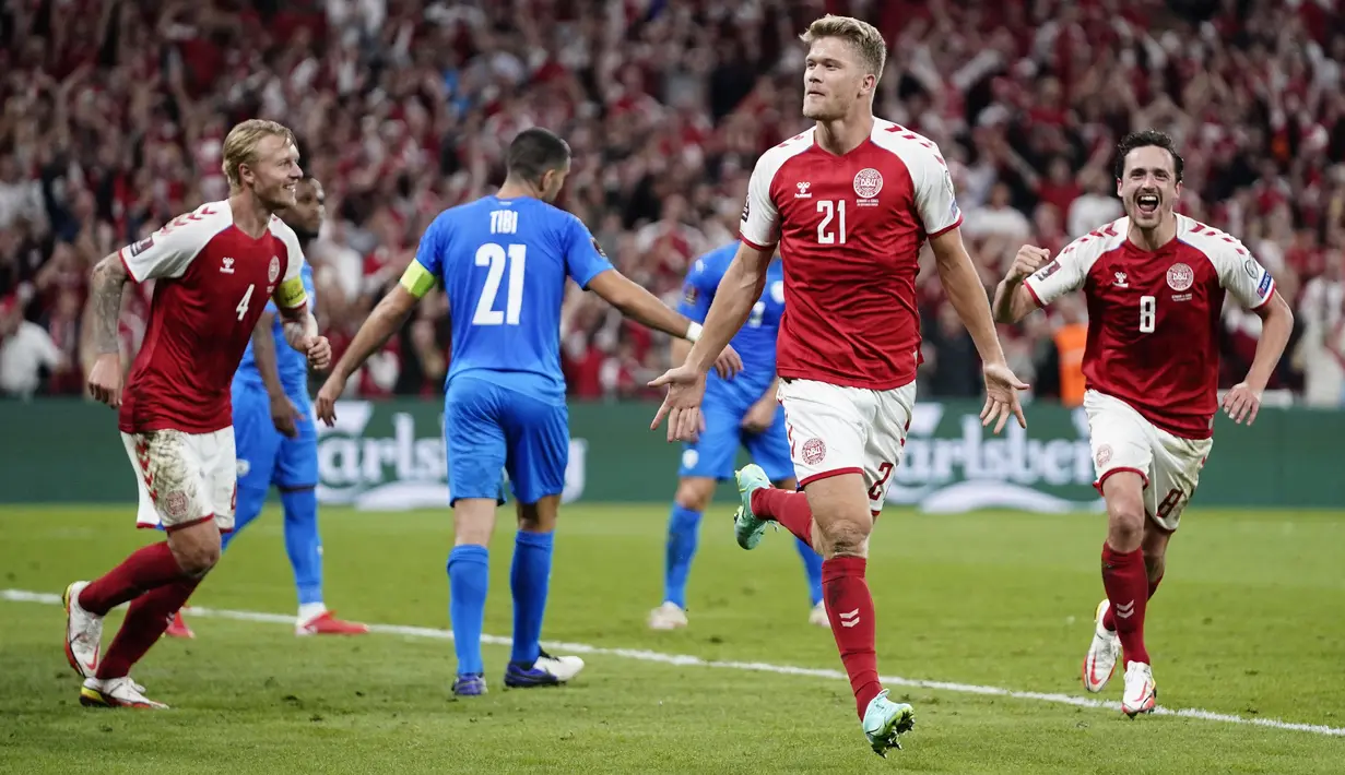 Striker Denmark, Andreas Cornelius (tengah) berselebrasi usai mencetak gol ke gawang Israel pada pertandingan kualifikasi Grup F Piala Dunia FIFA Qatar 2022 di Kopenhagen (7/9/2021). Kemenangan ini membawa Denmark duduk di puncak klasemen dengan 18 poin. (Mads Claus Rasmussen/Ritzau Scanpix/AFP)