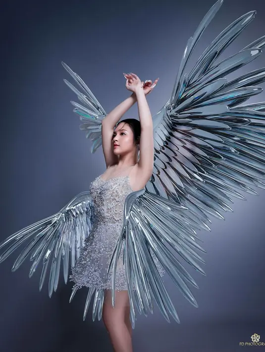 Penampilan Eca kian memesona berkat mini dress berkilau warna abu-abu yang dikenakannya.  [@fdphotography90]