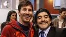 Lionel Messi sangat menghormati sosok mendiang Diego Maradona. Kedekatan Messi dan Maradona pun sangat menarik untuk disaksikan. Maradona juga terlihat begitu bangga ada sosok hebat di timnas Argentina setelah dirinya. (Liputan6.com/IG/leomessi)