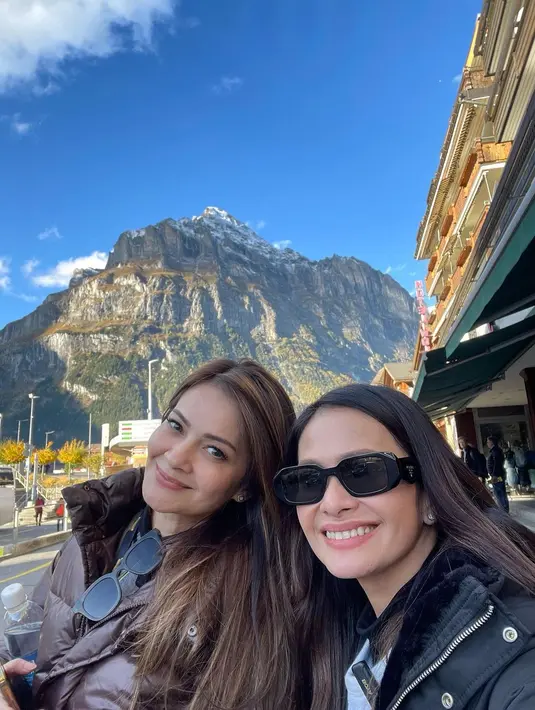 "Happy bday @cuttaryofficial. Kenal Tary dari umur 14 thn, dia seniorku di Gadis Sampul. Dari dulu emang selalu dibilang mirip!!" kata Ersa dalam unggahan beberapa tahun lalu. [Instagram/ersamayori]