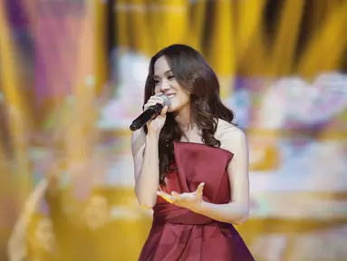 Penampilan Sheryl Sheinafia dalam acara SCTV Music Award 2018 di Studio 6 Emtek, Jakarta, Jumat (27/4). SCTV Music Awards 2018 adalah ajang penghargaan bagi para musisi tanah air. (Liputan6.com/Faizal Fanani)