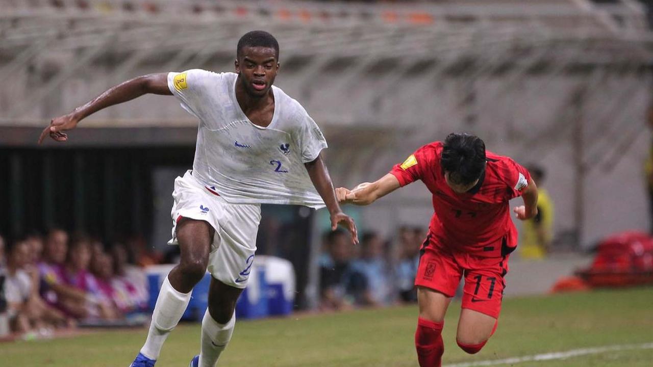 Timnas Prancis U-17 berhasil mengamankan tiket ke 16 besar Piala Dunia U-17 2023 setelah mengalahkan Korea Selatan dengan skor tipis 1-0. Prancis menang dalam duel pada matchday kedua Grup E di Jakarta International Stadium (JIS), Rabu (15/11/2023) malam