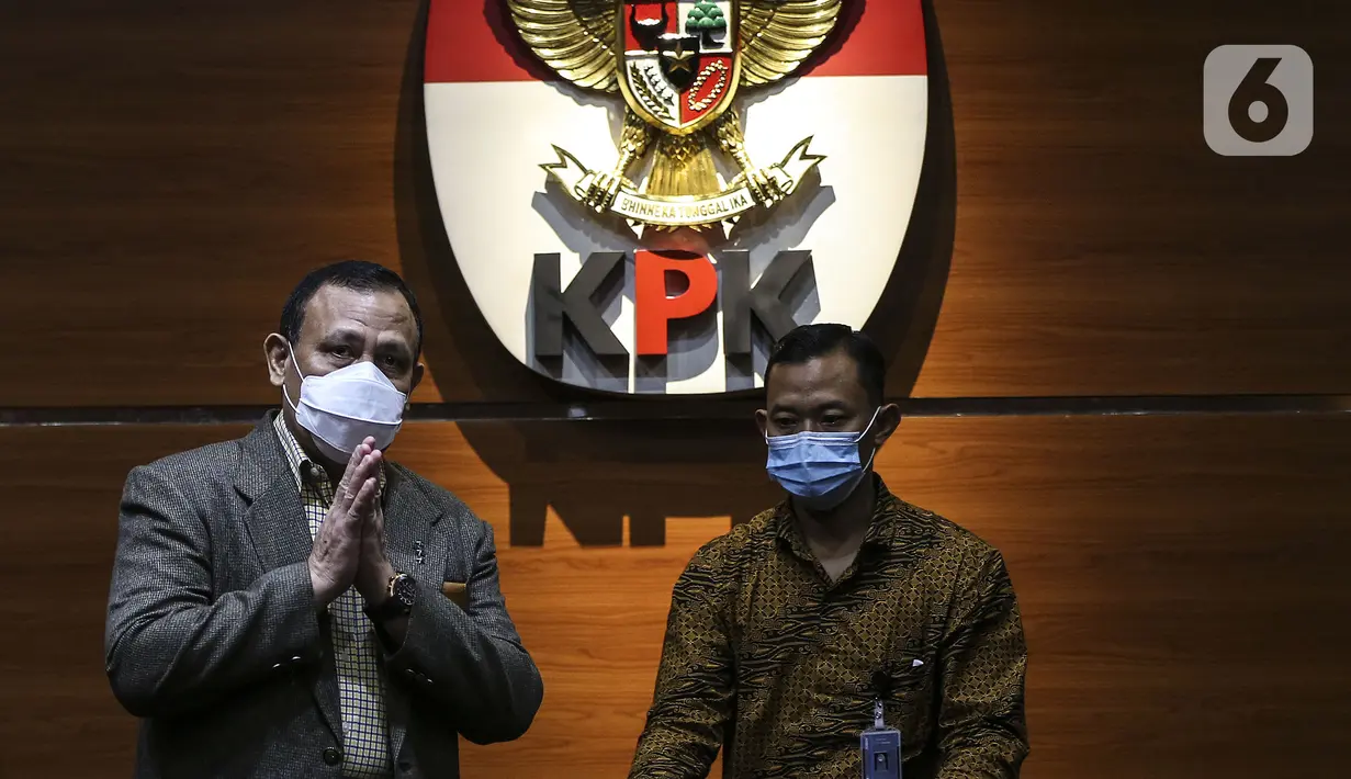 Ketua KPK Firli Bahuri menyampaikan keterangan pers terkait penanganan perkara Wali Kota Tanjung Balai M Syahrial di Gedung KPK, Jakarta, Sabtu (24/4/2021). Firli Bahuri menjelaskan terkait keterlibatan penyidik KPK dalam kasus dugaan korupsi di Tanjung Balai. (Liputan6.com/Johan Tallo)