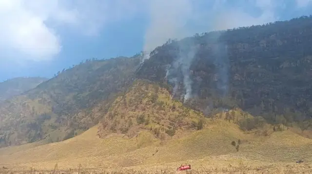 Kebakaran Meluas, Kawasan Wisata Bromo Ditutup Total