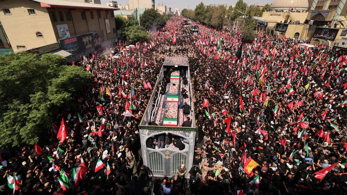 Lautan Manusia Iringi Pemakaman Ali Khamenei