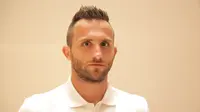 Tampilan muka dan rambut yang bersih membuat Ilija Spasojevic menjadi pusat perhatian. (Bola.com/Vitalis Yogi Trisna)