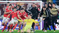 Para pemain Benfica merayakan gol yang dicetak oleh Anatoliy Trubin ke gawang Real Madrid pada lanjutan Liga Champions 2025/2026 di Estadio da Luz, Kamis (29/1/2026). (AFP/PATRICIA DE MELO MOREIRA)