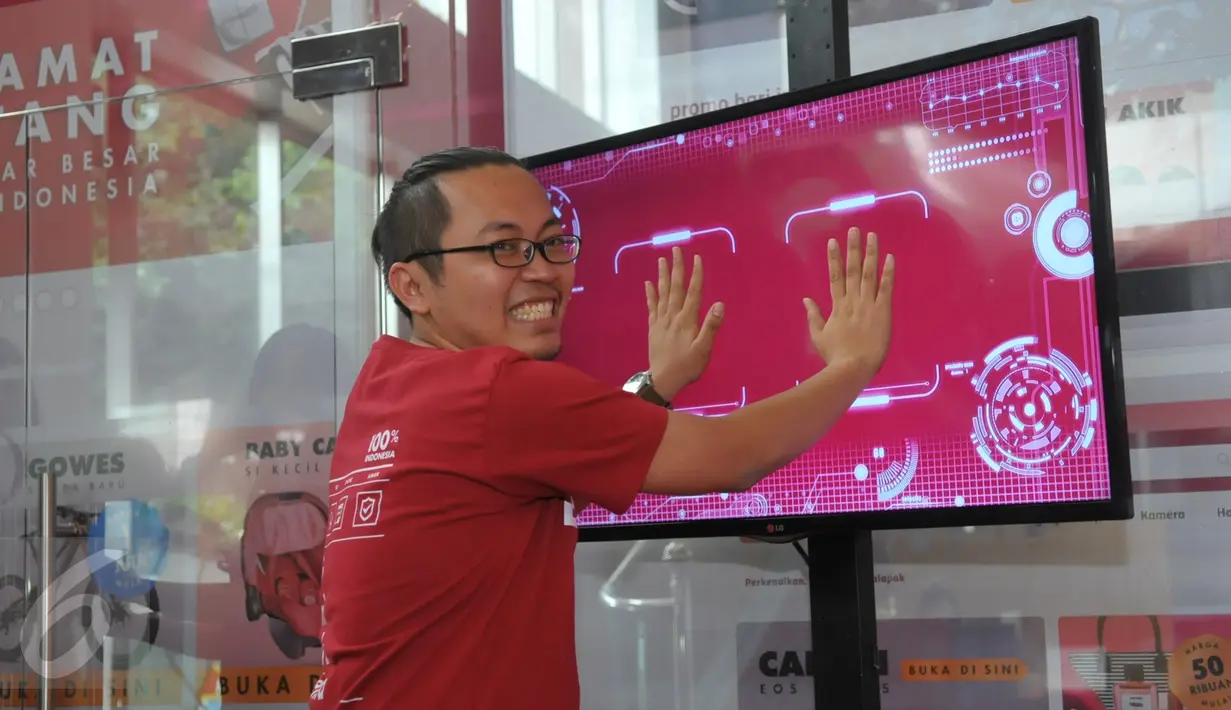 CEO Bukalapak, Achmad Zaky saat acara peresmian kantor Bukalapak.com yang bertepatan dengan perayaan ulang tahun ke-6 di kawasan Kemang, Jakarta, Selasa (12/1). Acara ini dihadiri Menkominfo Rudiantara. (Liputan6.com/Faisal R Syam)