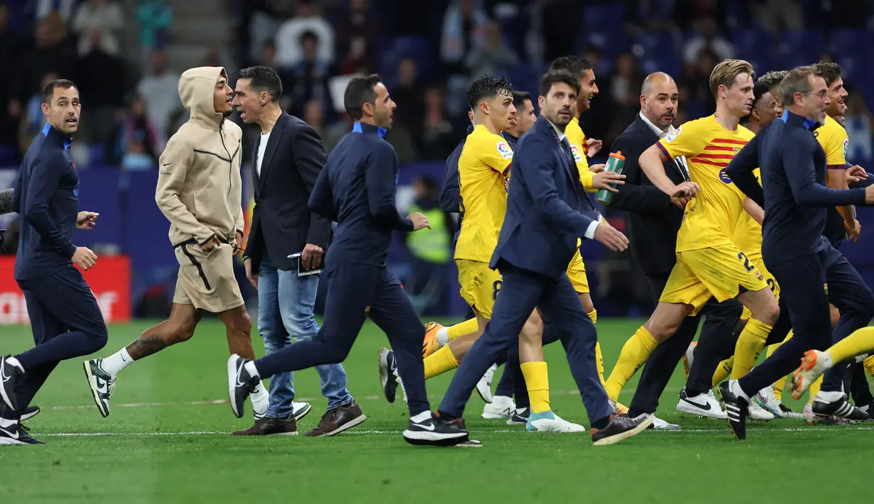 Sebagian dari mereka masuk ke lapangan dan membuat para pemain Barcelona ketakutan. (Photo by Lluis GENE / AFP)